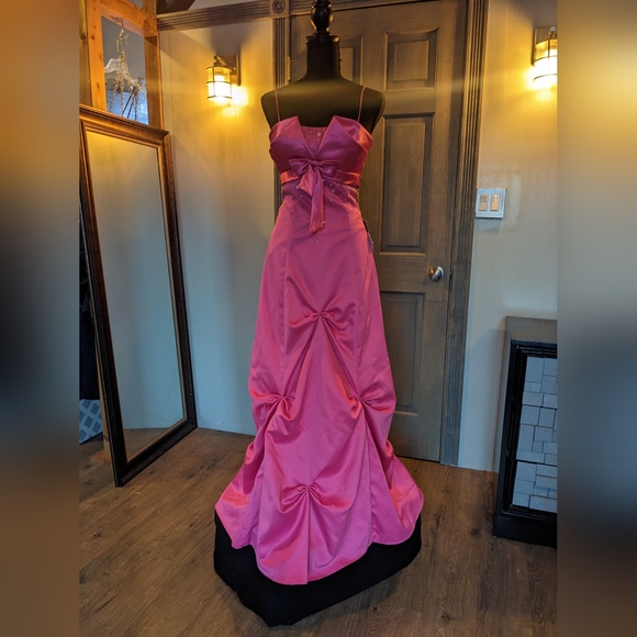 Masquerade Dresses & Skirts - Masquerade Size 5 / 6 pink sweetheart lace up back prom dress NWT